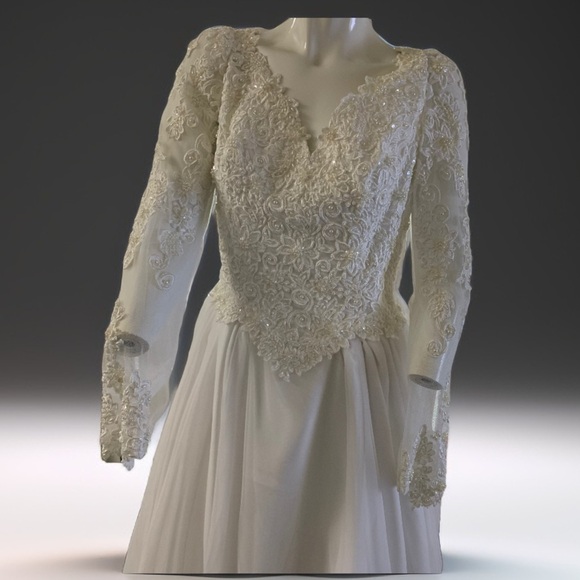 Pre loved 🥰 Morilee Vintage, minimal Raw Silk Wedding Dress. - Picture 7 of 15